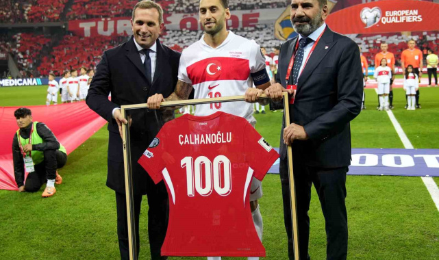 A Milli Takım'da 100. maçına çıkan Hakan Çalhanoğlu'na plaket