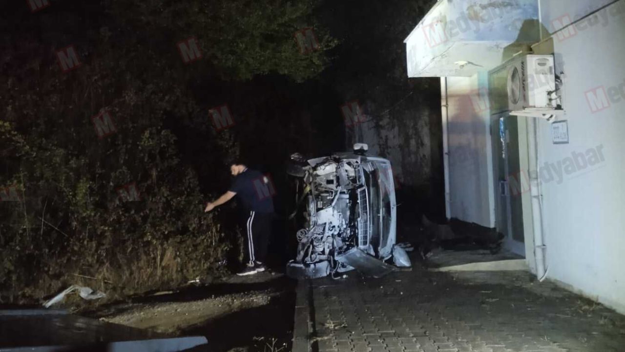 Adapazarı'nda bayır aşağı kayan araç hurdaya döndü!