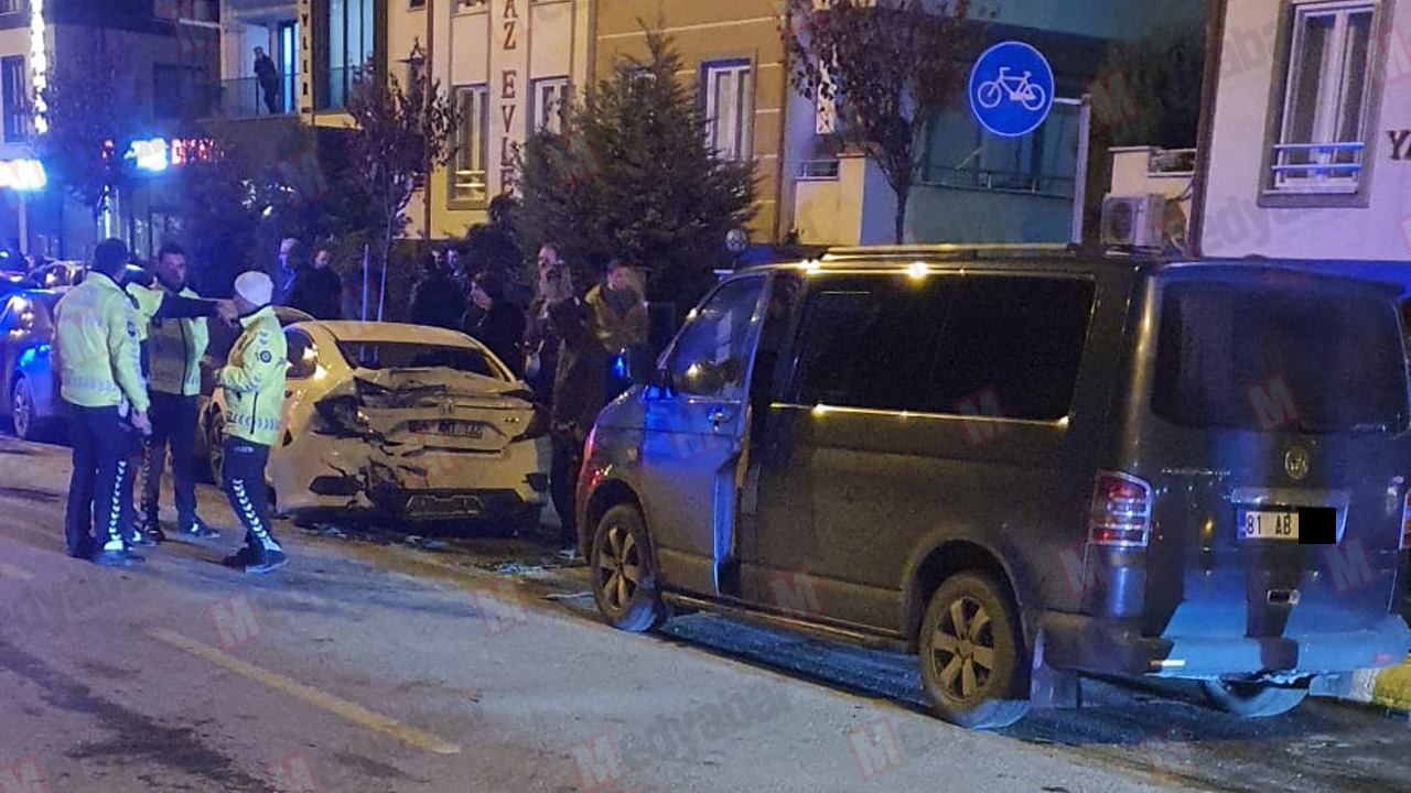 Adapazarı’nda minibüs dehşeti: Park halindeki 5 araca çarptı, 4 kişi yaralandı!