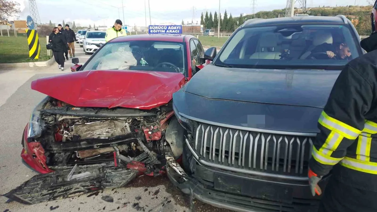 Aday sürücü direksiyon sınavında kaza yaptı: 4 yaralı