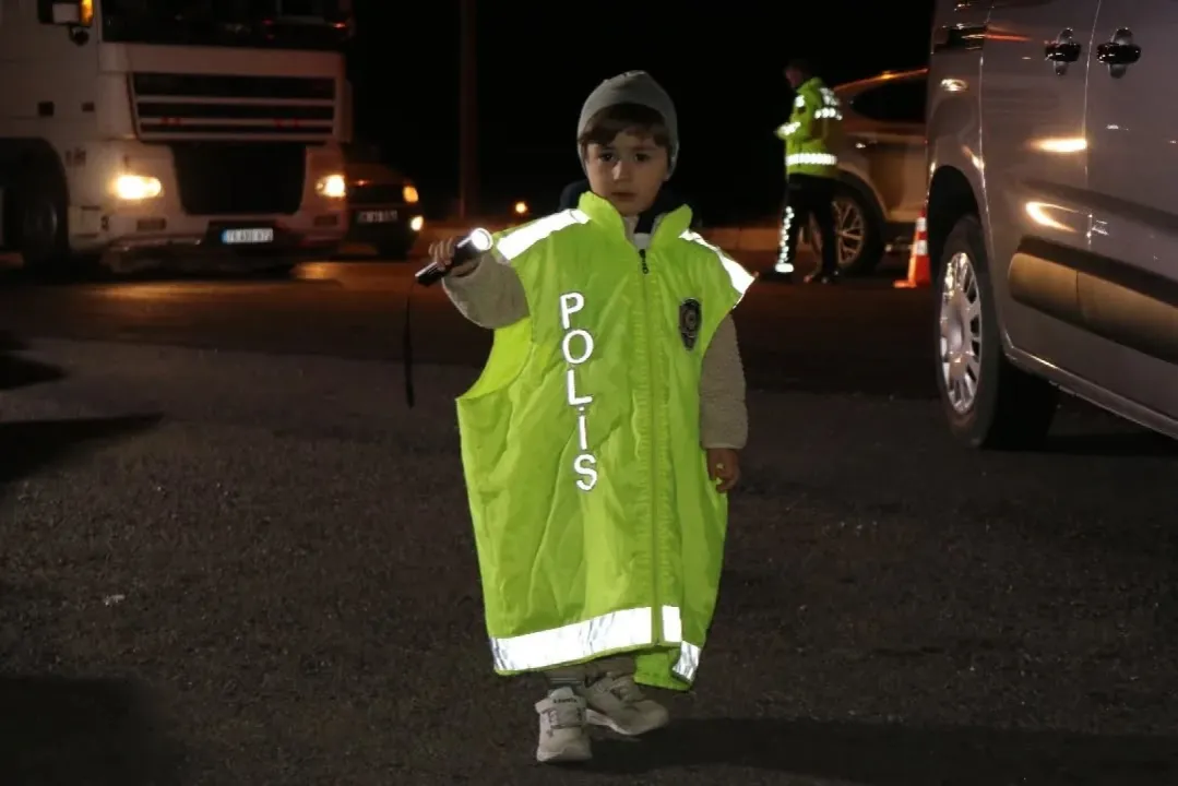 Ağrı girişinde minik polis dikkat çekti