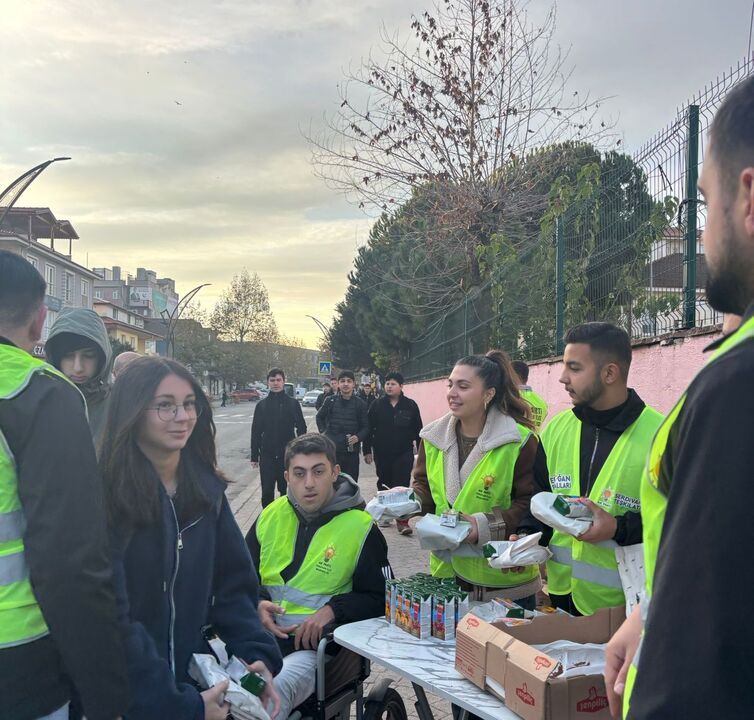 AK Partili gençlerden öğrencilere “Okula 5 Kala” ikramı
