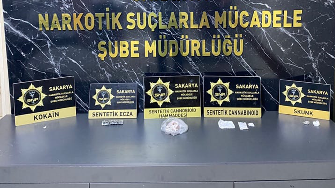 Akyazı'da durdurulan araçtan kilolarca uyuşturucu hammaddesi çıktı!