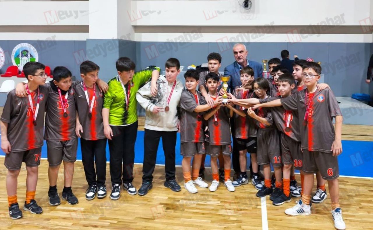 Akyazı’da Okul Sporları Futsal Müsabakaları'nda ödüller sahibini buldu
