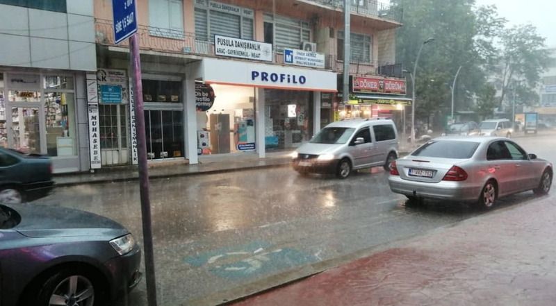 Akyazı güne Gök gürültülü kuvvetli sağanak yağışla başladı