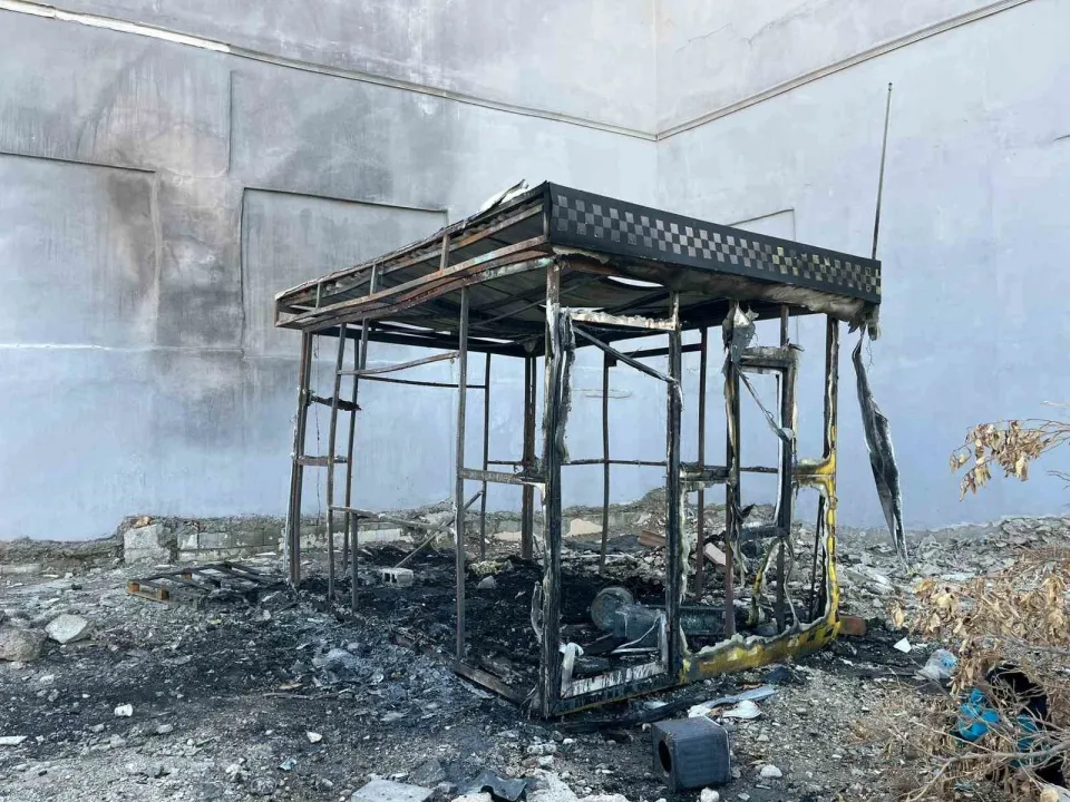 Alevlere teslim olan taksi kulübesinden geriye hurda yığını kaldı