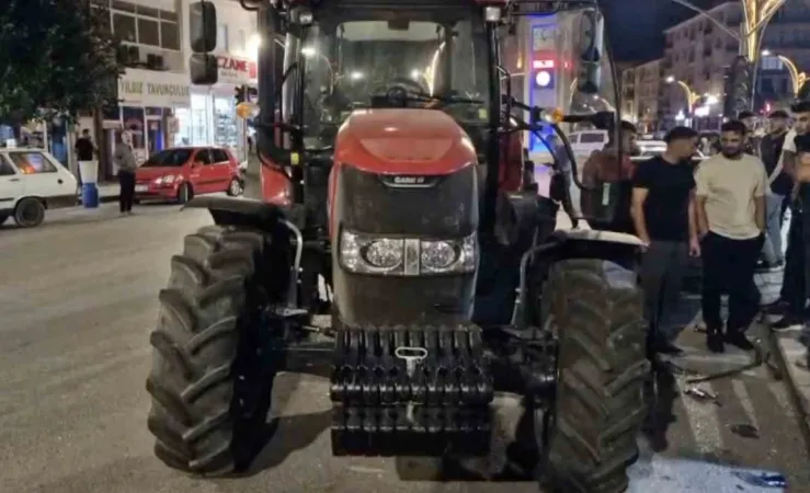 Alkollü traktör sürücüsü 3 araca çarparak durabildi: O anlar kamerada