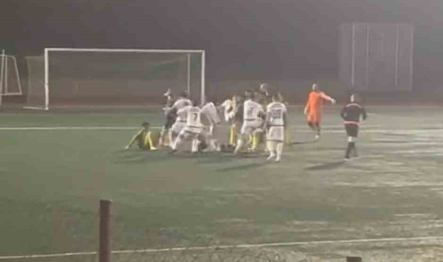 Amatör maçta futbolcular tekme tokat birbirine girdi