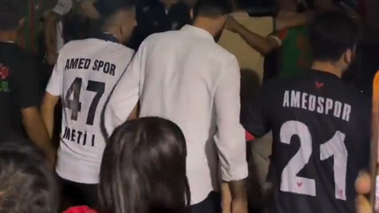 Amedspor taraftarlarının Sakarya'da "Rojava Marşı" söylemesi tepkilere sebep oldu!