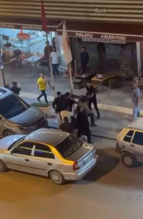 Ankara’da tekmeli yumruklu park kavgası kamerada