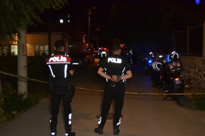 Annesi, kardeşi ve komşusunu tabancayla vurup, intihara kalkıştı