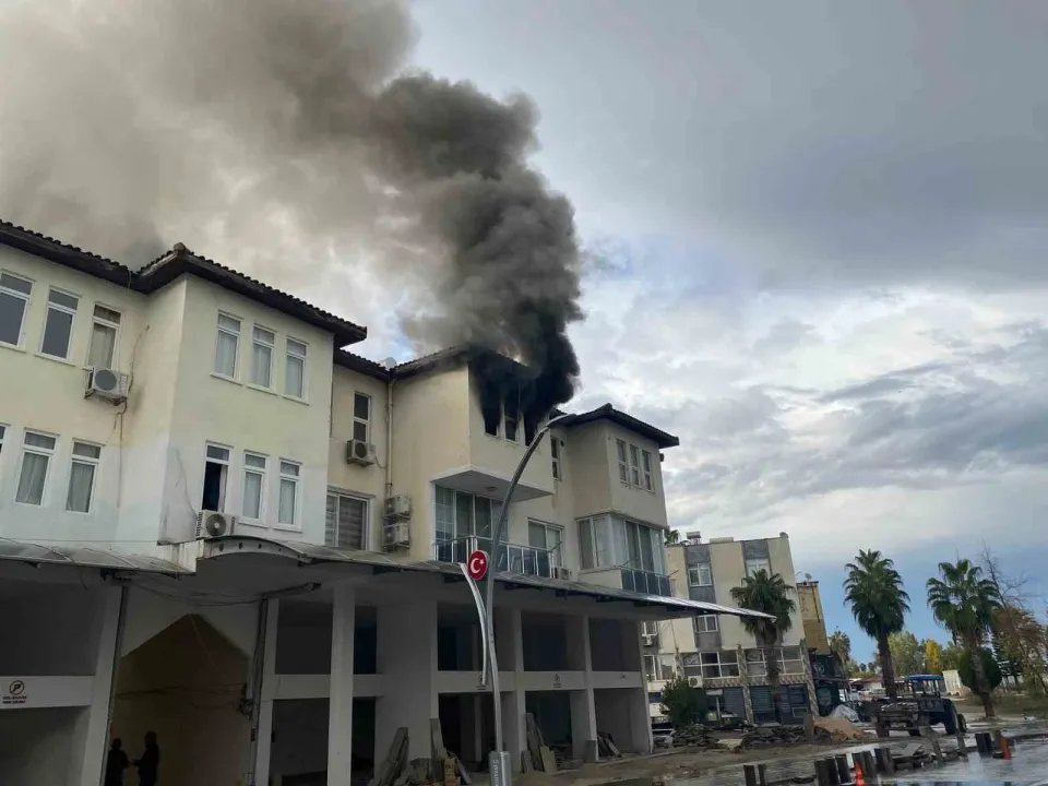 Antalya’da apartman dairesi alev alev yandı
