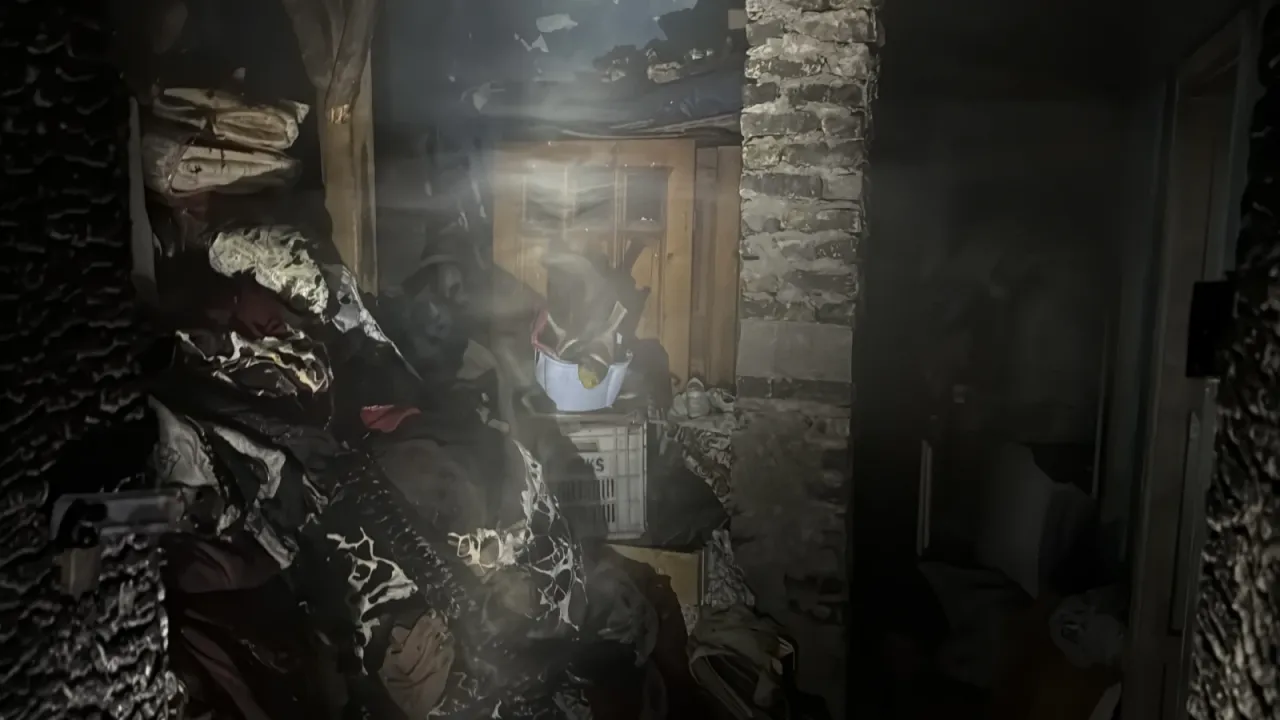 Apartman dairesinde çıkan yangını itfaiye söndürdü