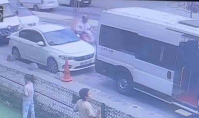 Arnavutköy'de yol verme tartışması kazayla sonlandı: Otomobil motosikletliye çarptı