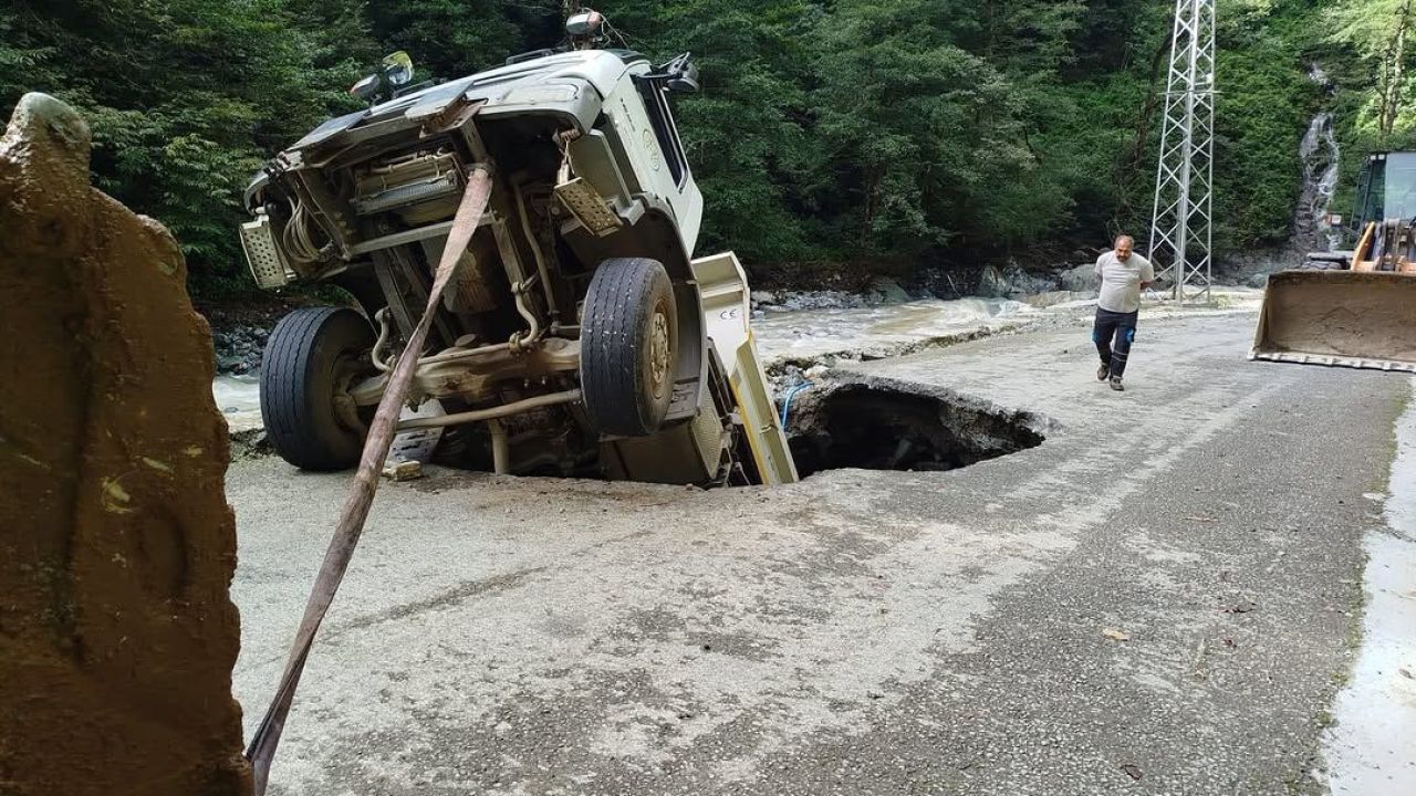 Artvin'de göçüğe düşen kamyonun sürücüsü yaralandı