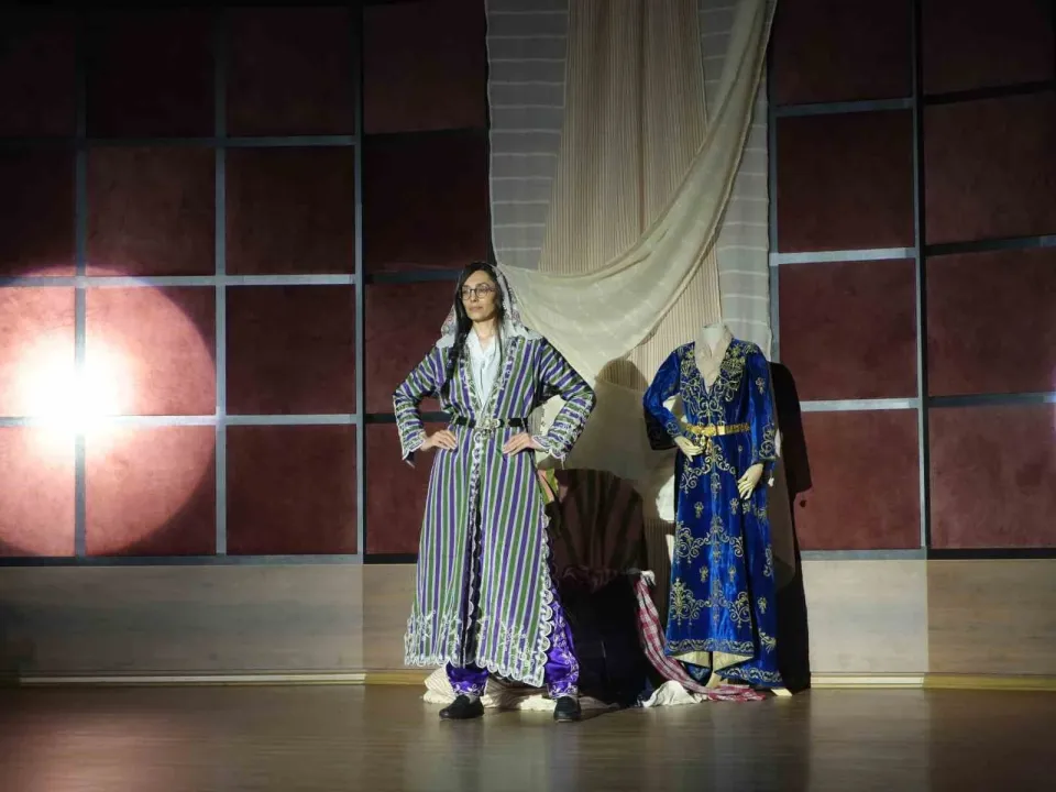 Asırlar önce kadınların giydiği kıyafetler defilede sergilendi