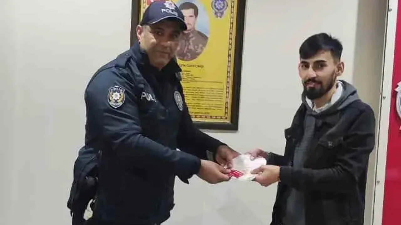 ATM’de bulduğu 6 bin 350 ve kartı sahibine teslim etti