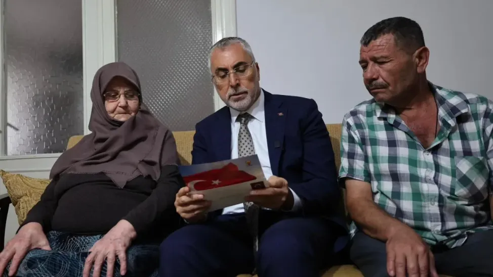 Bakan Işıkhan, Sakarya’daki şehit ailesini ziyaretinde "Terörsüz Türkiye" mektubunu okudu