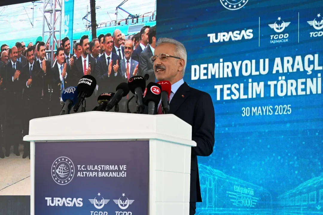 Bakan Uraloğlu duyurdu: Sakarya'daki Milli Hızlı Tren ve Gaziray setleri güneş enerjisi ile üretilecek