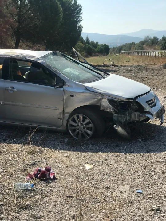 Balıkesir'de otomobilin şarampole devrildiği kazada 3 kişi yaralandı