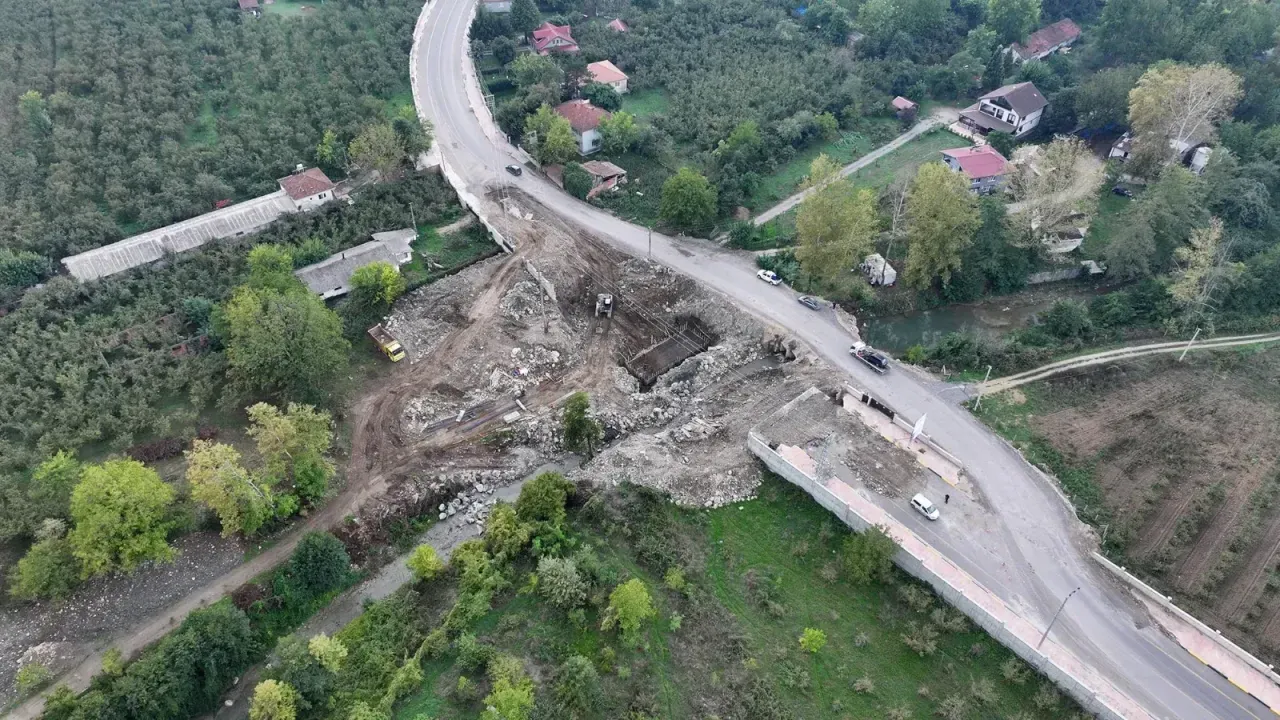 Başkan Alemdar çalışmaları yerinde inceledi; Mesudiye Köprüsü ile Karapürçek’e güçlü bağlantı sağlanacak