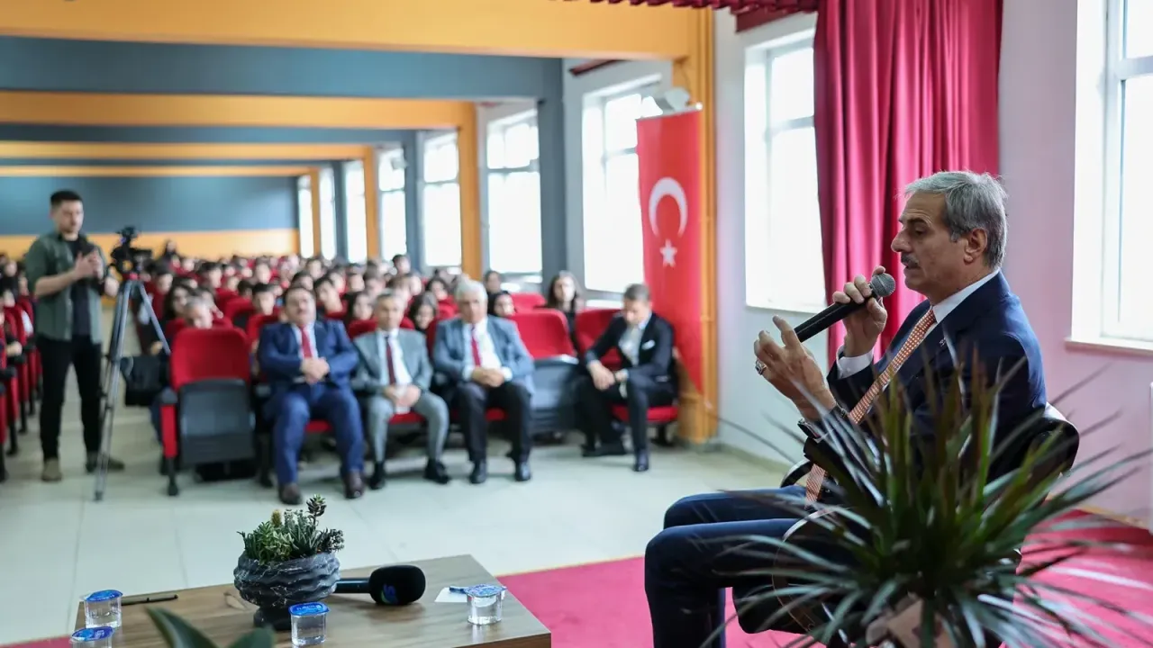 Başkan Alemdar öğrencilere, gençler için hayata geçen projeleri anlattı