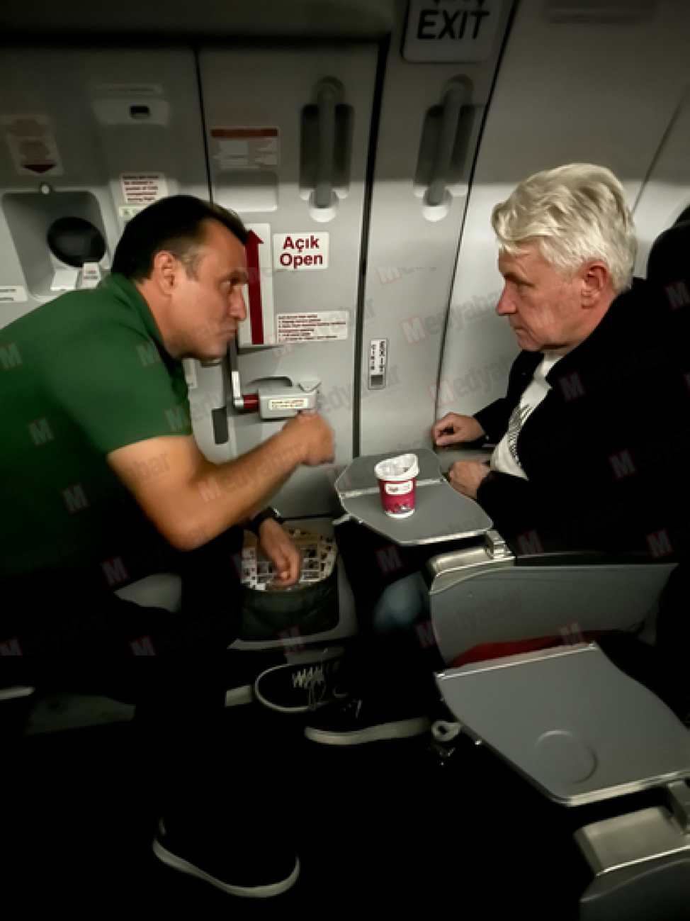 Başkan Kıratlı ve Serhat Sütlü’nün uçakta dikkat çeken toplantısı!