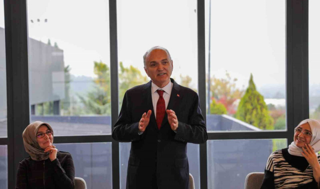 Başkan Özlü'den gençlere: "Kendiniz olun"