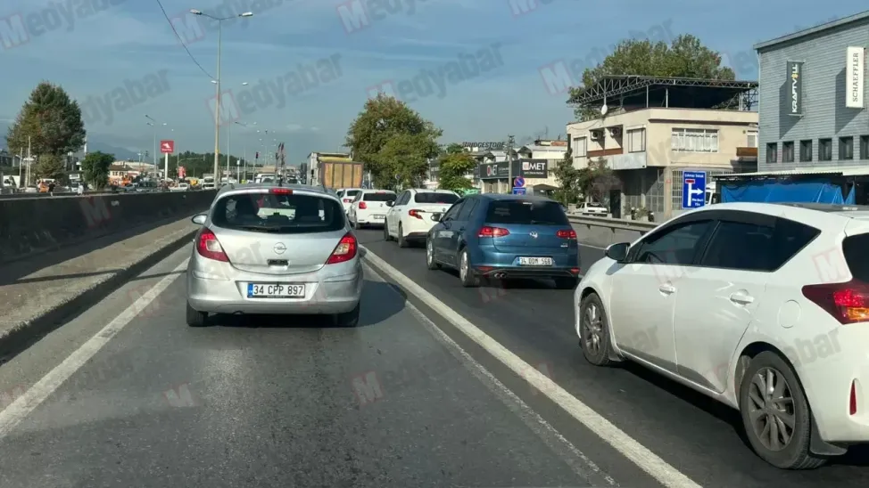 Beklenen oldu... Okullar açıldı, Sakarya’da trafik kilitlendi!