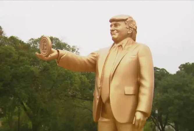 Beyaz Saray’ın karşısına Trump’ın Bitcoin tuttuğu heykeli dikildi