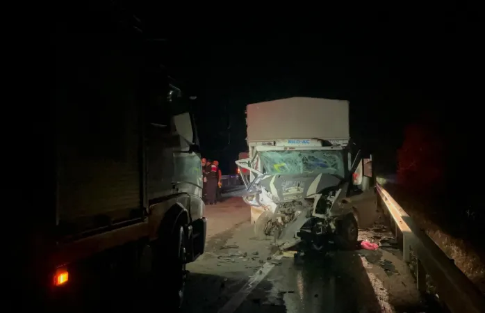 Bilecik'te hafif ticari araç ile kamyonetin çarpıştığı kazada 1 kişi öldü, 2 kişi yaralandı