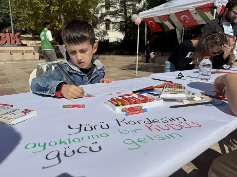 Bilecik ve Kütahya'da çocuklar Filistinli akranları için resim çizdi