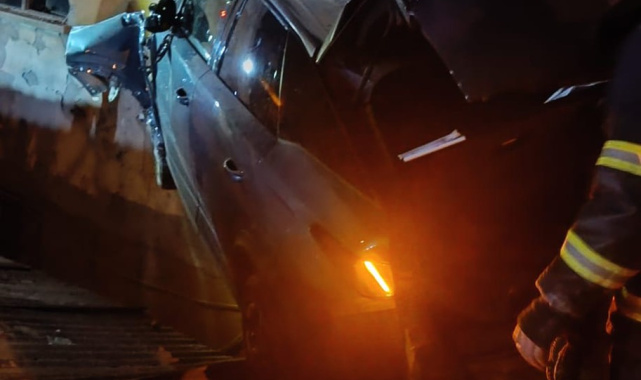 Bolu'da bina duvarına çarpan otomobilin sürücüsü yaralandı