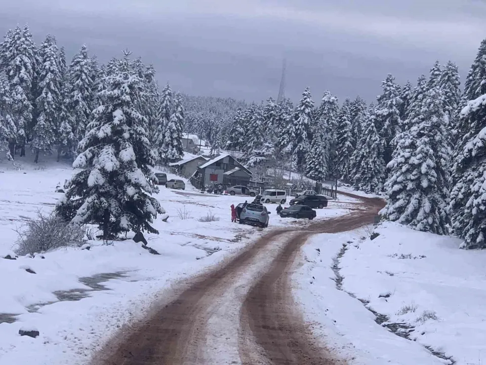 Bolu’nun yükseklerinde kar kalınlığı 10 santimetreye ulaştı