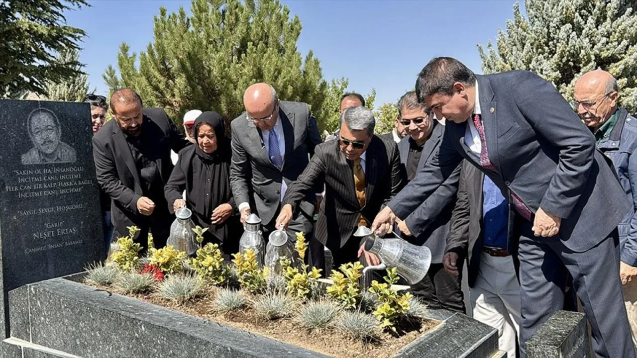 "Bozkırın Tezenesi" Neşet Ertaş, mezarı başında anıldı