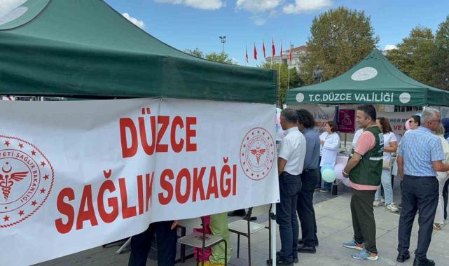 Bu sokağa gelenler sağlık taramasından geçti