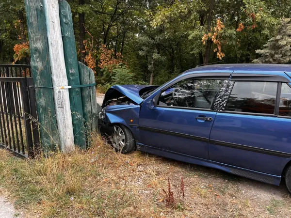 Bursa'da direğe çarpan otomobildeki 4 kişi yaralandı