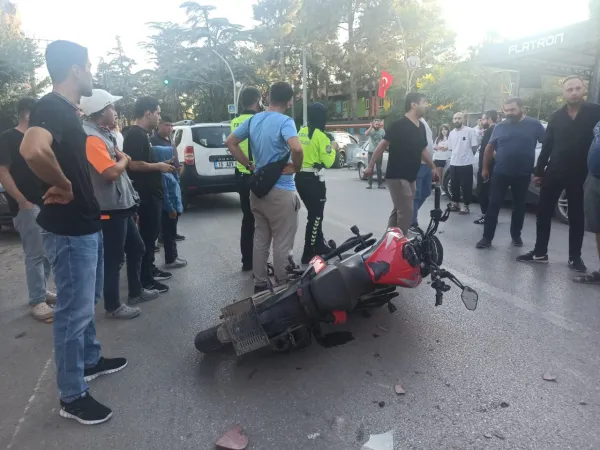 Bursa'da otomobille çarpışan motosikletin sürücüsü ağır yaralandı