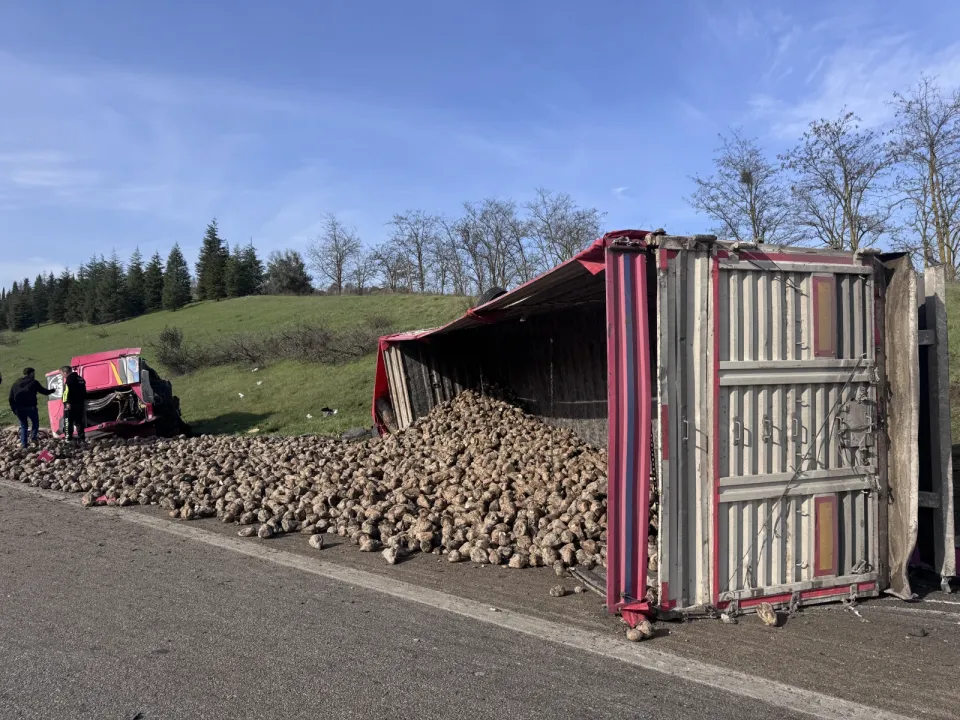 Bursa'da tırın emniyet şeridindeki araçlara çarptığı kazada 1 kişi öldü, 3 kişi yaralandı