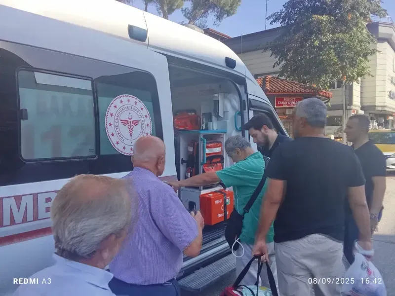 Cami önünde fenalaşıp yere yığıldı