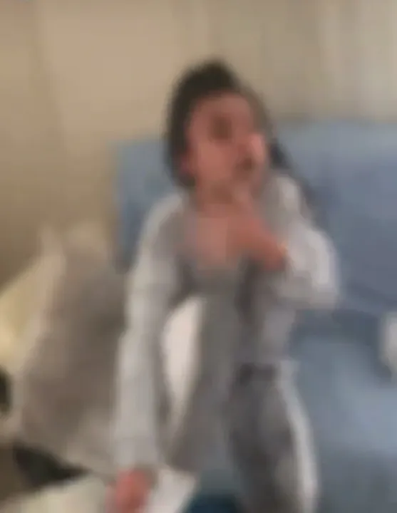 Camide 2 kişiyle ilişkiye girdiğini iddia ettiği kız kardeşine şiddet uygulayıp, üzerine kaynar su döktü