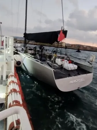 Çanakkale Boğazı'nda sürüklenen tekne kurtarıldı