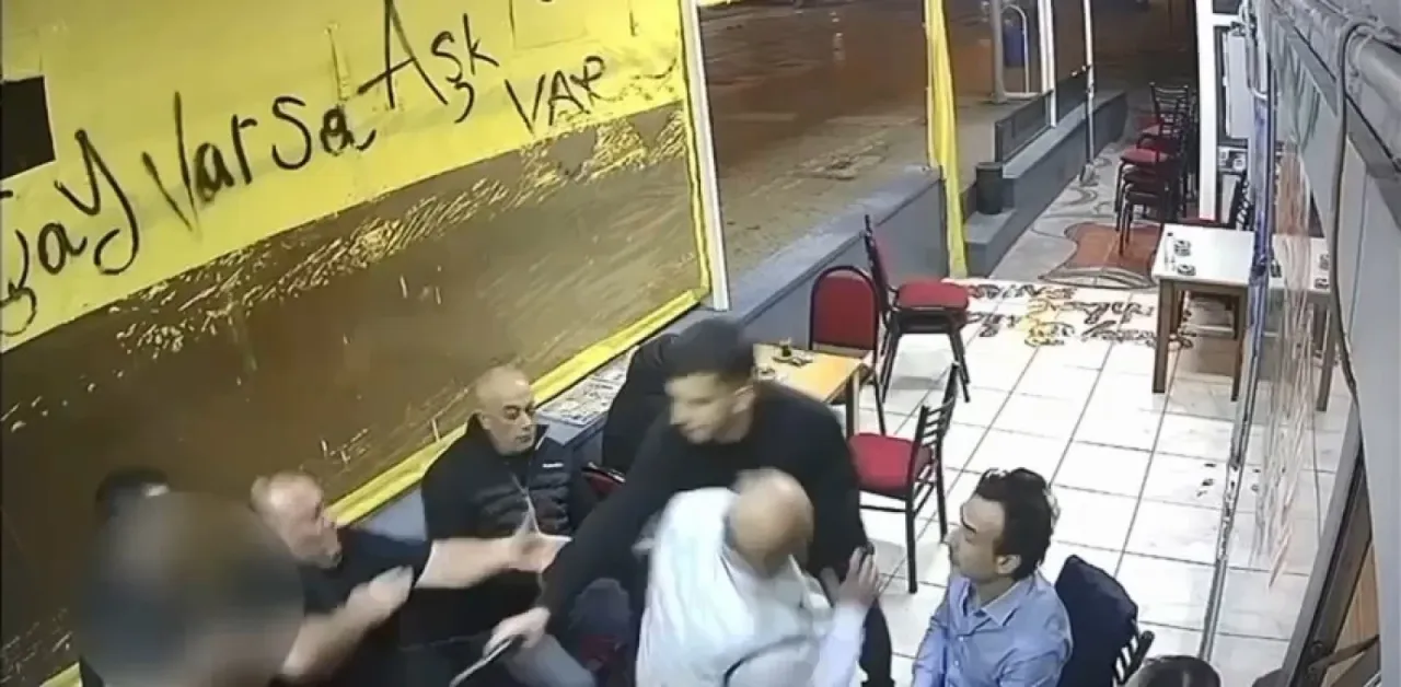 Çay ocağında otururken tabancayla vuruldu