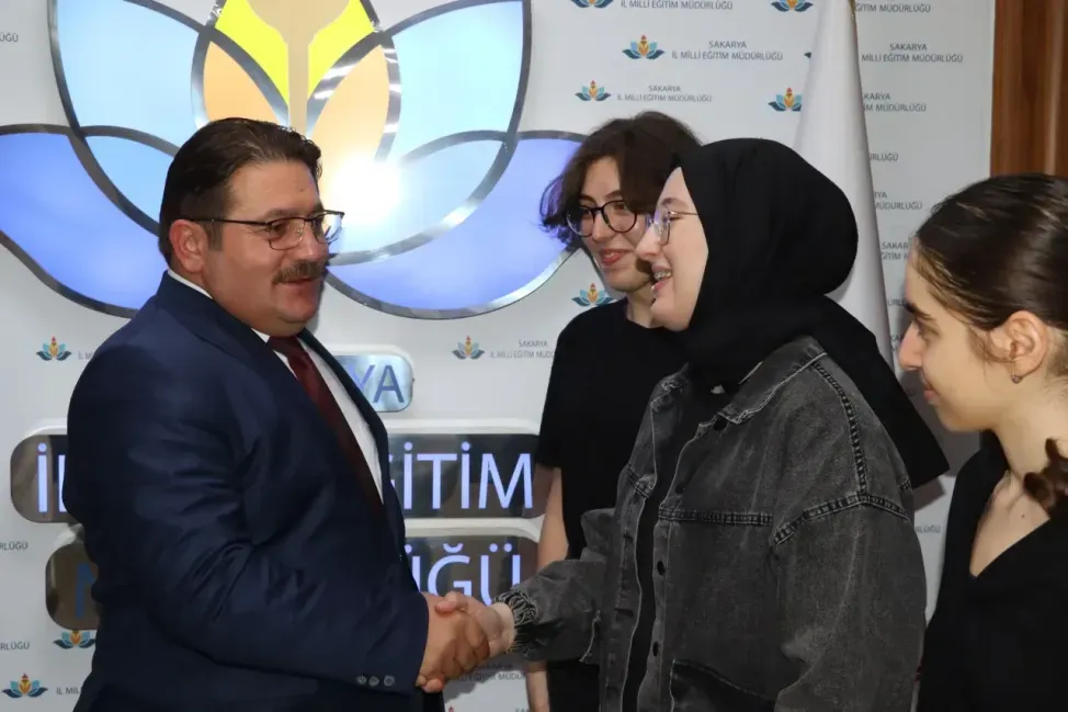 Cevat Ayhan Fen Lisesi Öğrencilerinden İl Millî Eğitim Müdürü Coşkun Bakırtaş’a Ziyaret