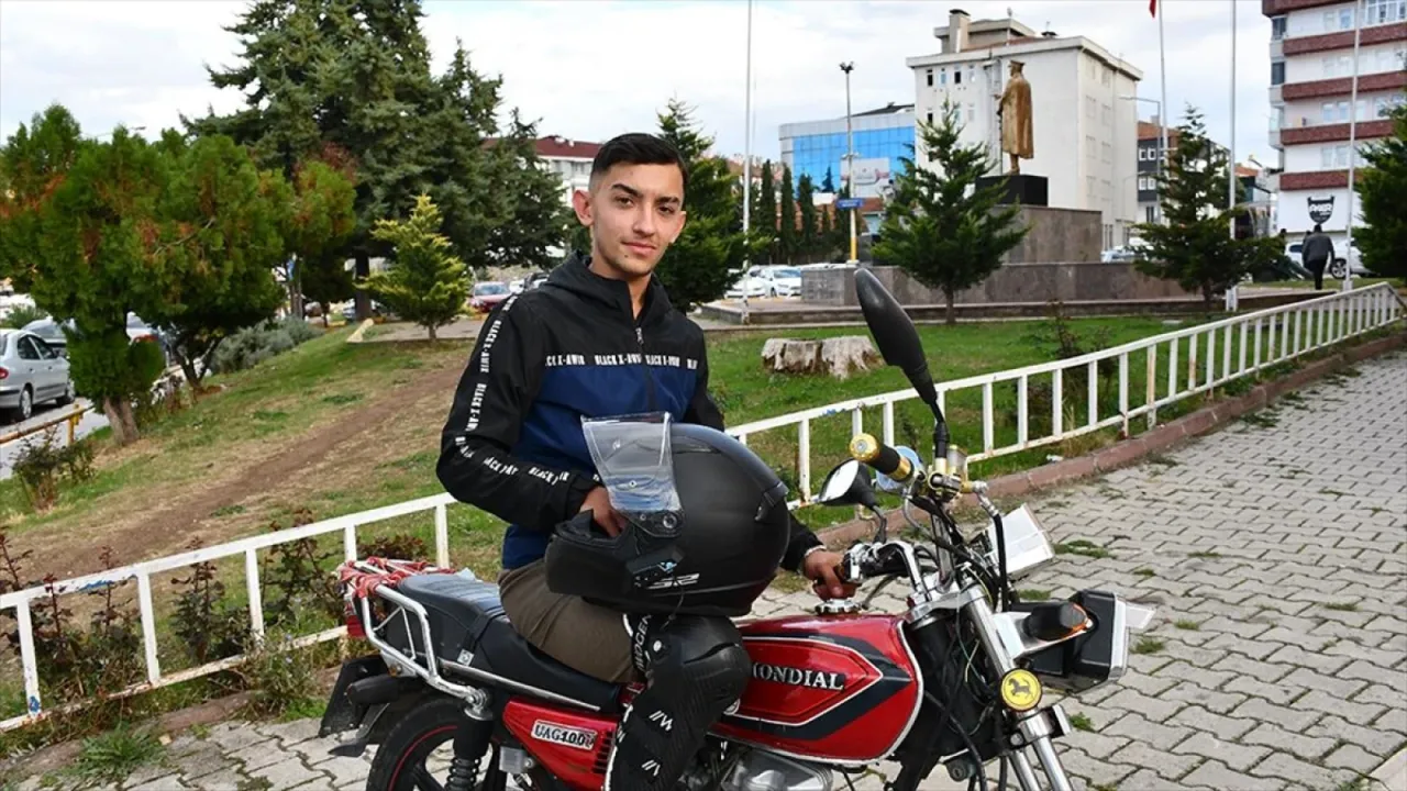 Cezadan sonra kask kullanmaya başlayan kurye, kaza geçirince polise teşekkür etti