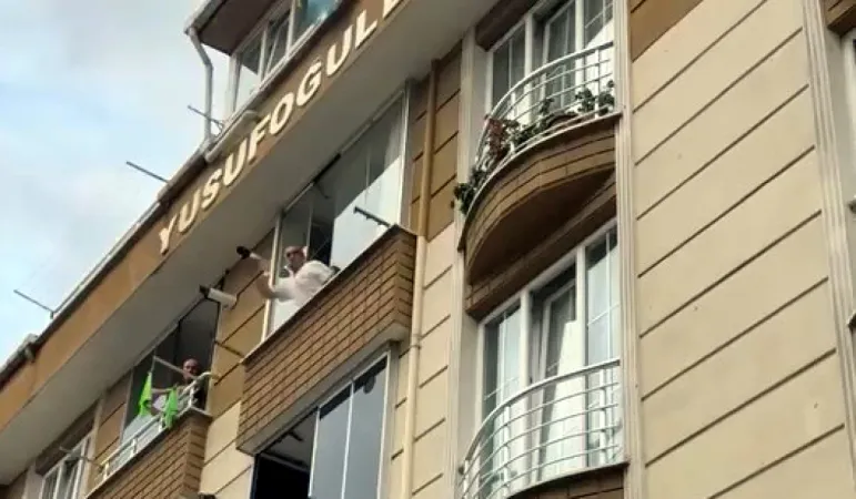 Çocuklara, gürültü yaptı diye soğan attı