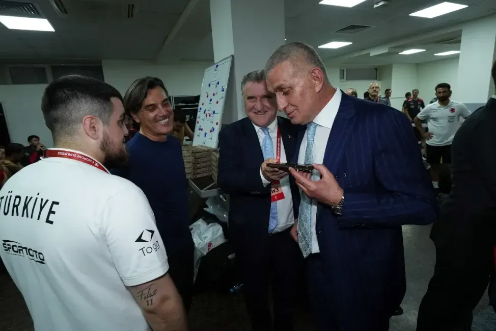 Cumhurbaşkanı Erdoğan'dan A Milli Futbol Takımı'na tebrik telefonu