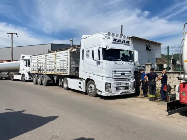 Damperi elektrik tellerine temas edince akıma kapılan kamyonun sürücüsü ağır yaralı