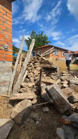 Depremde 2 metruk evde çökmeler meydana geldi