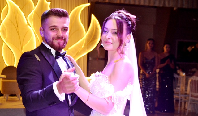 DERE AİLESİNİN YAKIŞIKLI DELİKANLISI BAHA FERİDE’SİNE KAVUŞTU